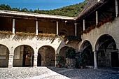 Lago di Garda, Costa degli Ulivi - Chiostro della pieve a Garda. 